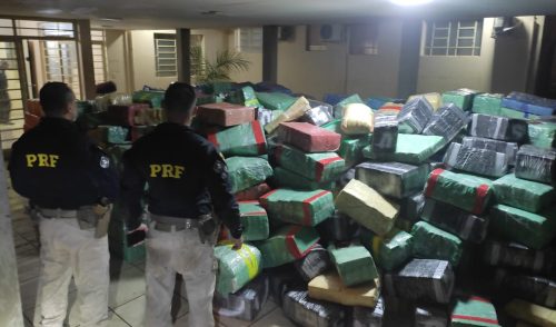 Maior do ano: PRF apreende mais de 14 toneladas de maconha na divisa Paraná-São Paulo Imagem referente a Maior do ano: PRF apreende mais de 14 toneladas de maconha na divisa Paraná-São Paulo