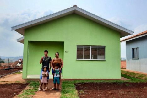 Imagem referente a Em Ribeirão Claro, 50 famílias recebem moradias financiadas pela Cohapar