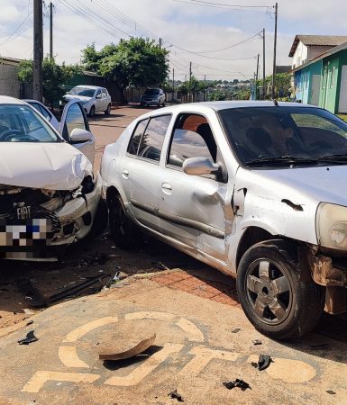 Imagem referente a Sem sinalização adequada, acidente entre Argo e Clio é registrado no Interlagos