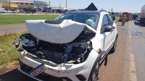 Imagem referente a Motorista fica ferido após forte colisão entre carros na BR-369