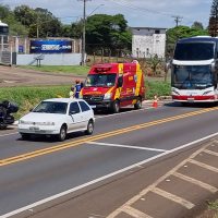 Imagem referente a Colisão traseira deixa motociclista ferido na BR-277, no viaduto da Avenida Carlos Gomes