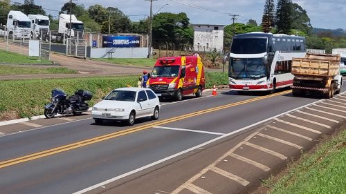 Imagem referente a Colisão traseira deixa motociclista ferido na BR-277, no viaduto da Avenida Carlos Gomes