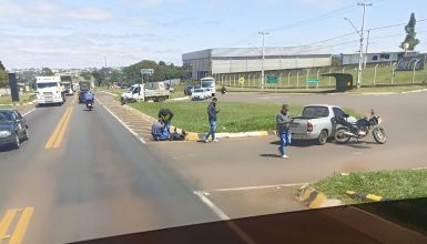 Imagem referente a Carro e moto se envolvem em colisão no Trevo da Portal e motociclista fica ferido