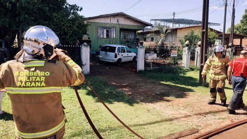 Imagem referente a Incêndio em veículo Corsa mobiliza Corpo de Bombeiros na Rua Noel Rosa