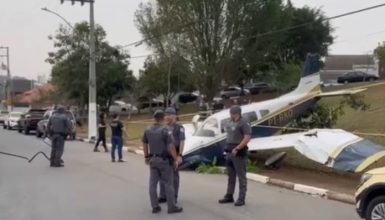 Imagem referente a Avião de pequeno porte perde controle durante pouso e invade rua em SP