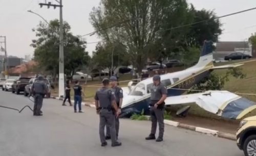 Imagem referente a Avião de pequeno porte perde controle durante pouso e invade rua em SP