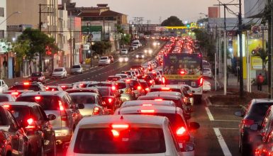 Imagem referente a Internauta registra movimento intenso na Avenida Carlos Gomes