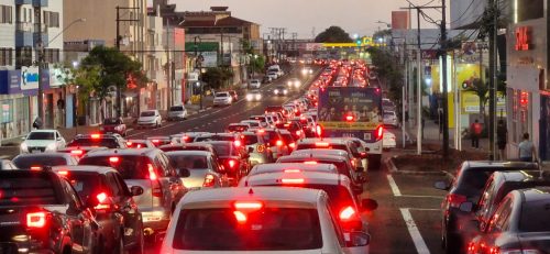 Imagem referente a Internauta registra movimento intenso na Avenida Carlos Gomes