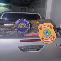 Imagem referente a Homem é preso com Hilux furtada e uma tonelada de maconha no Santos Dumont