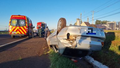 Imagem referente a Mãe e filha são ejetadas em grave capotamento na BR-277, em Cascavel