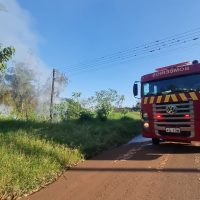 Imagem referente a Bombeiros combatem incêndio no XIV de Novembro