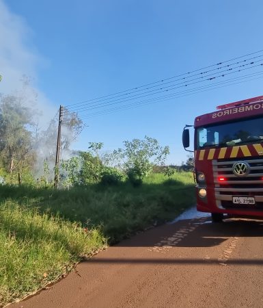 Imagem referente a Bombeiros combatem incêndio no XIV de Novembro