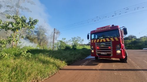 Imagem referente a Bombeiros combatem incêndio no XIV de Novembro