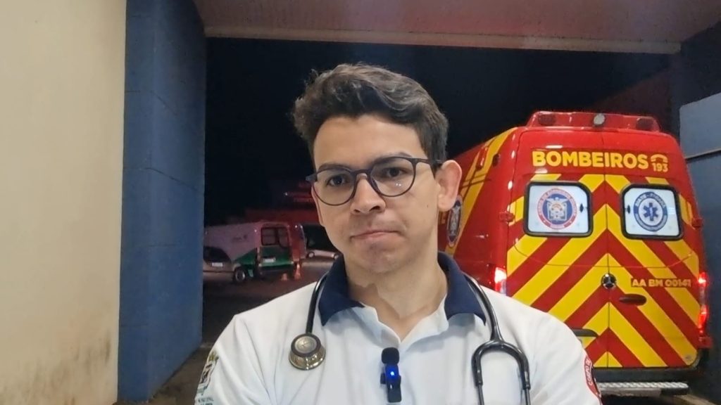 Traumatismo craniano: médico diz que estado de saúde de homem que caiu de cima do poste é delicado
