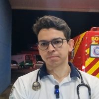 Imagem referente a Traumatismo craniano: médico diz que estado de saúde de homem que caiu de cima do poste é delicado