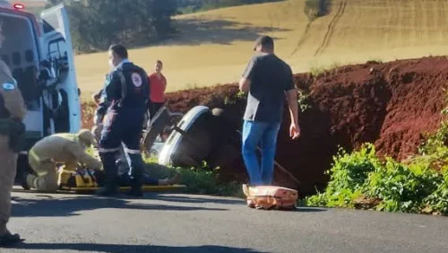 Imagem referente a Três ficam feridos após carro cair em valeta de estrada rural