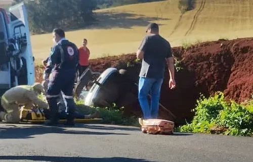 Imagem referente a Três ficam feridos após carro cair em valeta de estrada rural