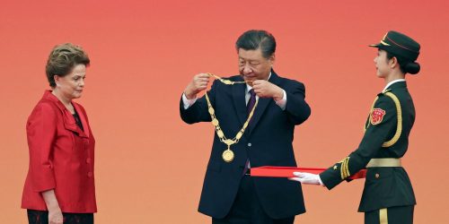 Imagem referente a Dilma recebe medalha de presidente chinês Xi Jinping