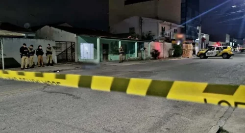 Moradores encontram homem morto com ferimento na cabeça em frente a tabacaria