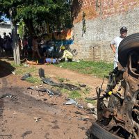 Imagem referente a Após colisão entre carros, um deles capota e quatro pessoas ficam feridas