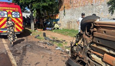 Imagem referente a Após colisão entre carros, um deles capota e quatro pessoas ficam feridas