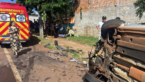 Imagem referente a Após colisão entre carros, um deles capota e quatro pessoas ficam feridas