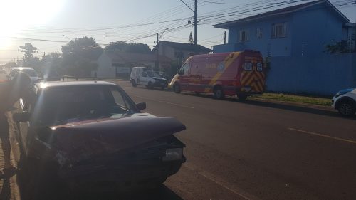 Imagem referente a Dois veículos Saveiro colidem e três pessoas ficam feridas no Bairro Neva