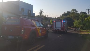 Imagem referente a Carregador de celular provoca incêndio em imóvel no Bairro Santa Felicidade