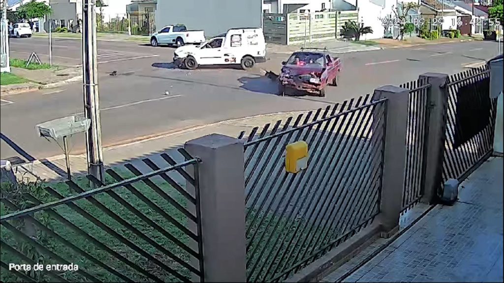 Imagem de câmera de segurança flagra acidente no Bairro Neva