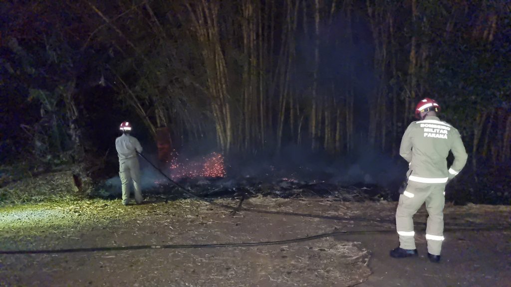 Bombeiros controlam incêndio ambiental em Cascavel