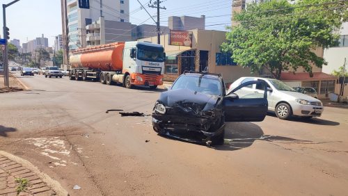 Imagem referente a Cruzamento com semáforo não impede forte colisão no Centro de Cascavel