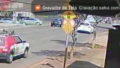 Imagem referente a Câmera registra forte colisão entre carros na Região Central