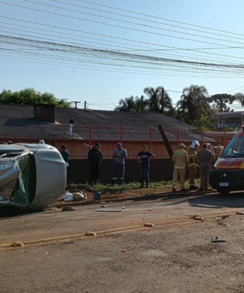 Imagem referente a Homem morre após ser ejetado de caminhonete após colisão com Palio ao lado da Rodoviária