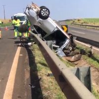 Imagem referente a Acidente impressionante na BR-369: Carro capota e fica preso entre muretas de proteção