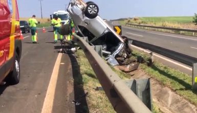 Imagem referente a Acidente impressionante na BR-369: Carro capota e fica preso entre muretas de proteção