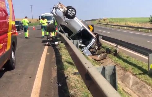 Imagem referente a Acidente impressionante na BR-369: Carro capota e fica preso entre muretas de proteção