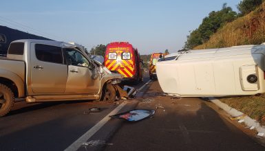 Imagem referente a Kombi e Hilux batem de frente na BR-277 em Cascavel