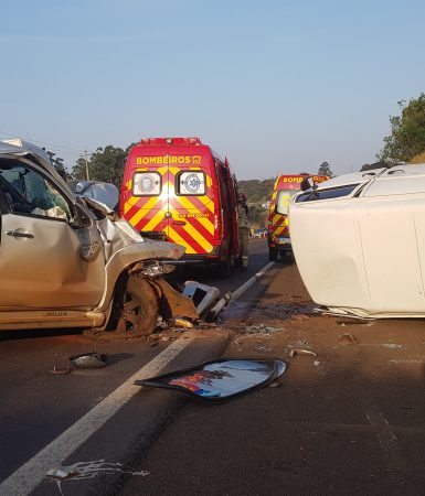 Imagem referente a Kombi e Hilux batem de frente na BR-277 em Cascavel