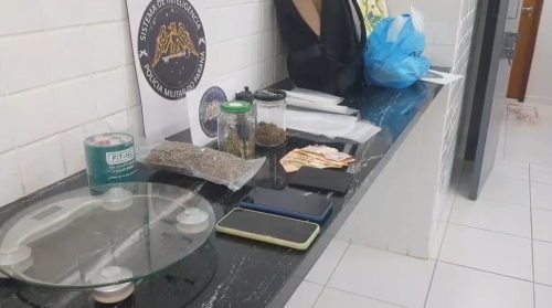 Imagem referente a Rapaz é preso com caminhonete furtada e portando capulho de maconha no Bairro Pacaembu