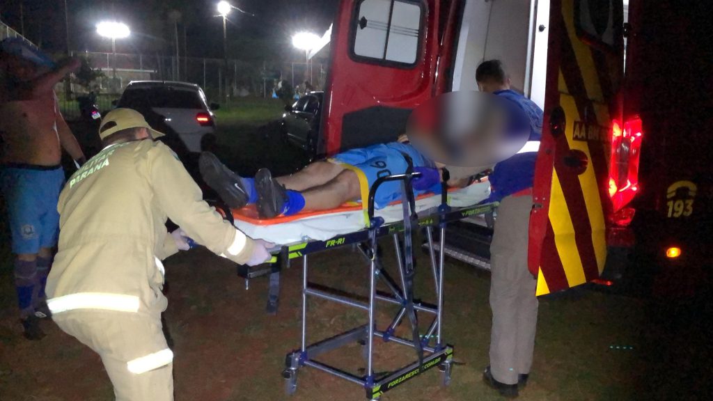 Rapaz fratura o braço jogando bola no Bairro Morumbi