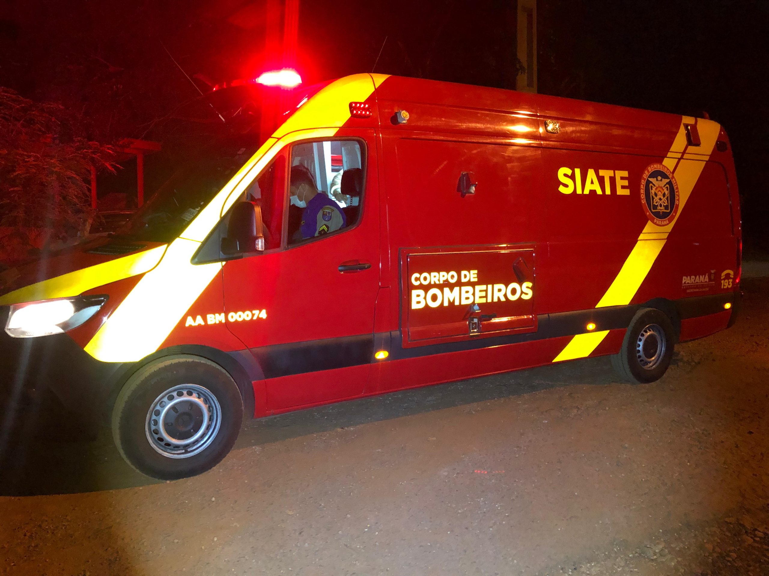 Motociclista morre em colisão com caminhonete e carreta