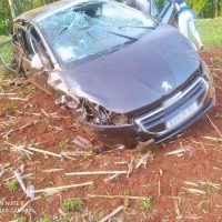 Imagem referente a Motorista de Peugeot 208 com placas de Cascavel fica ferido em acidente na PR-239