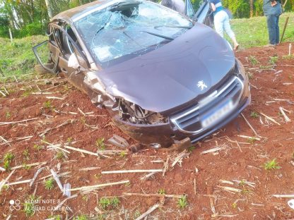 Imagem referente a Motorista de Peugeot 208 com placas de Cascavel fica ferido em acidente na PR-239