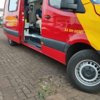 Imagem referente a Ao fazer corredor em trânsito parado, motociclista atropela pedestre e bate contra carro