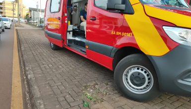 Imagem referente a Ao fazer corredor em trânsito parado, motociclista atropela pedestre e bate contra carro