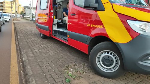 Imagem referente a Ao fazer corredor em trânsito parado, motociclista atropela pedestre e bate contra carro