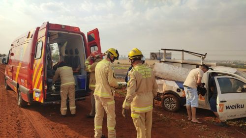 Imagem referente a Trabalhadores ficam feridos após carro capotar na rodovia BR-467