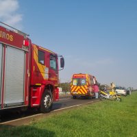 Imagem referente a Equipes do Corpo de Bombeiros são acionadas para atender motociclista que bateu com carro na BR-277