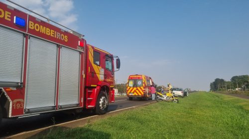 Imagem referente a Equipes do Corpo de Bombeiros são acionadas para atender motociclista que bateu com carro na BR-277