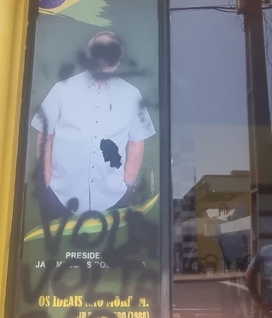 Imagem referente a Comitê no Centro é alvo de vandalismo e pichações